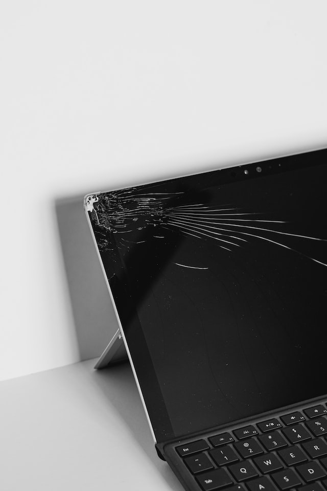 Bilde av laptop med ødelagt skjerm